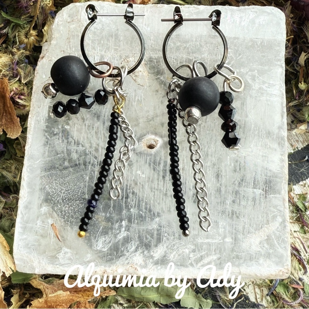 SHOULDER DUSTER  Black beluga onyx and Silver Hoop Earrings